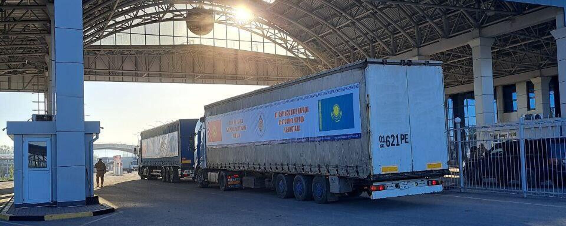 Полицейские Кыргызстана направили 50 тонн гумпомощи казахстанским коллегам - Sputnik Казахстан, 1920, 18.04.2024