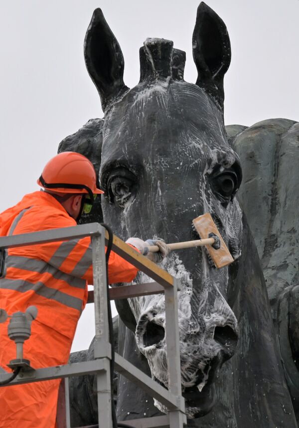 Сотрудник коммунальной службы промывает памятник Георгию Победоносцу на Поклонной горе в Москве - Sputnik Казахстан