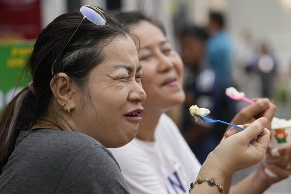 Женщины наслаждаются мороженым в Бангкоке, Таиланд. - Sputnik Казахстан