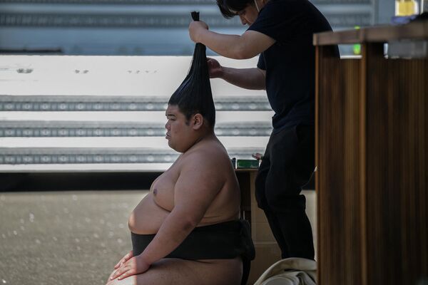 Борцу сумо завязывают волосы в &quot;верхний узел&quot; в храме Ясукуни в Токио. - Sputnik Казахстан