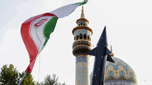 Флаг Ирана и макет ракеты  - Sputnik Казахстан