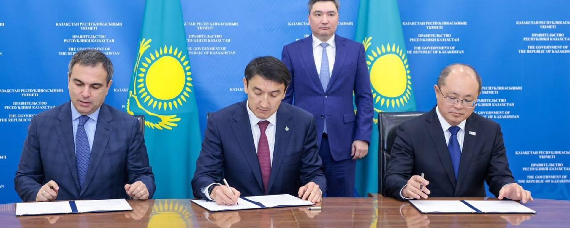 Премьер Казахстана Бектенов встретился с президентом SINOPEC Джао Донгом и председателем правления ООО СИБУР Михаилом Карисаловым - Sputnik Казахстан, 1920, 19.04.2024