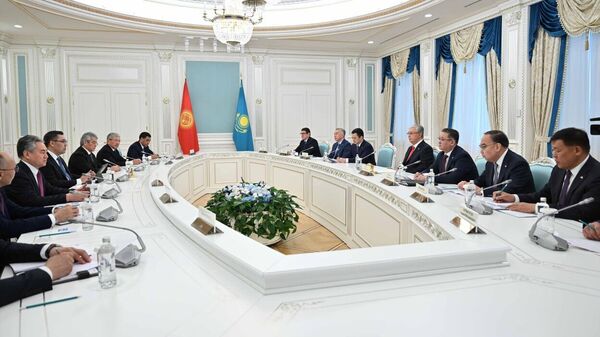 Касым-Жомарт Токаев и Садыр Жапаров провели переговоры в узком составе
 - Sputnik Казахстан