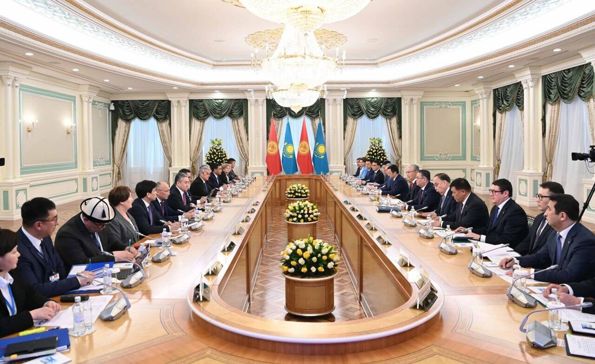Президент Кыргызской Республики отметил важность дальнейшего углубления партнерства по широкому спектру направлений - Sputnik Казахстан, 1920, 19.04.2024