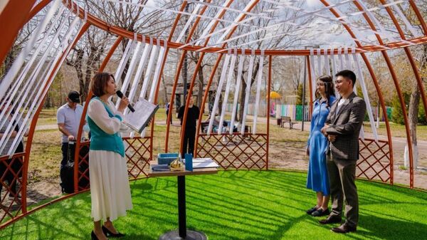 В Астане открыли сквер молодоженов - Sputnik Казахстан