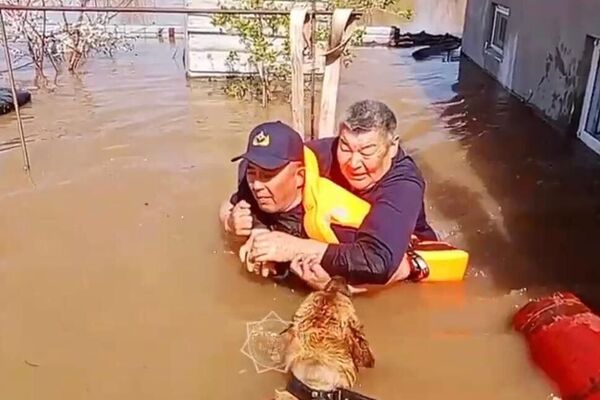 Спасатели вывозят жителей затопленных районов близ Уральска. - Sputnik Казахстан
