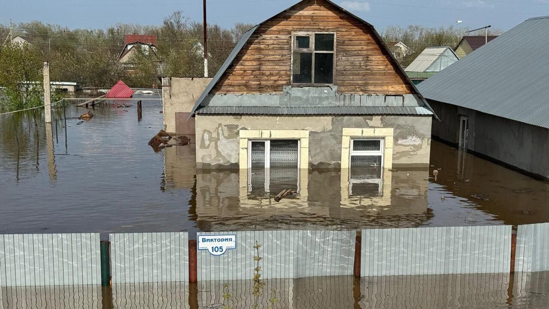 Мужчину едва не унесло водой во время паводка в Уральске - шокирующее видео