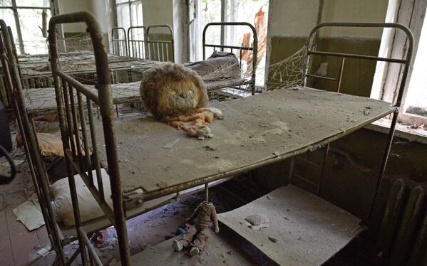Чернобыльская трагедия затронула жизни миллионов людей.На фото: заброшенный детский садик в зоне отчуждения Чернобыльской АЭС. - Sputnik Казахстан