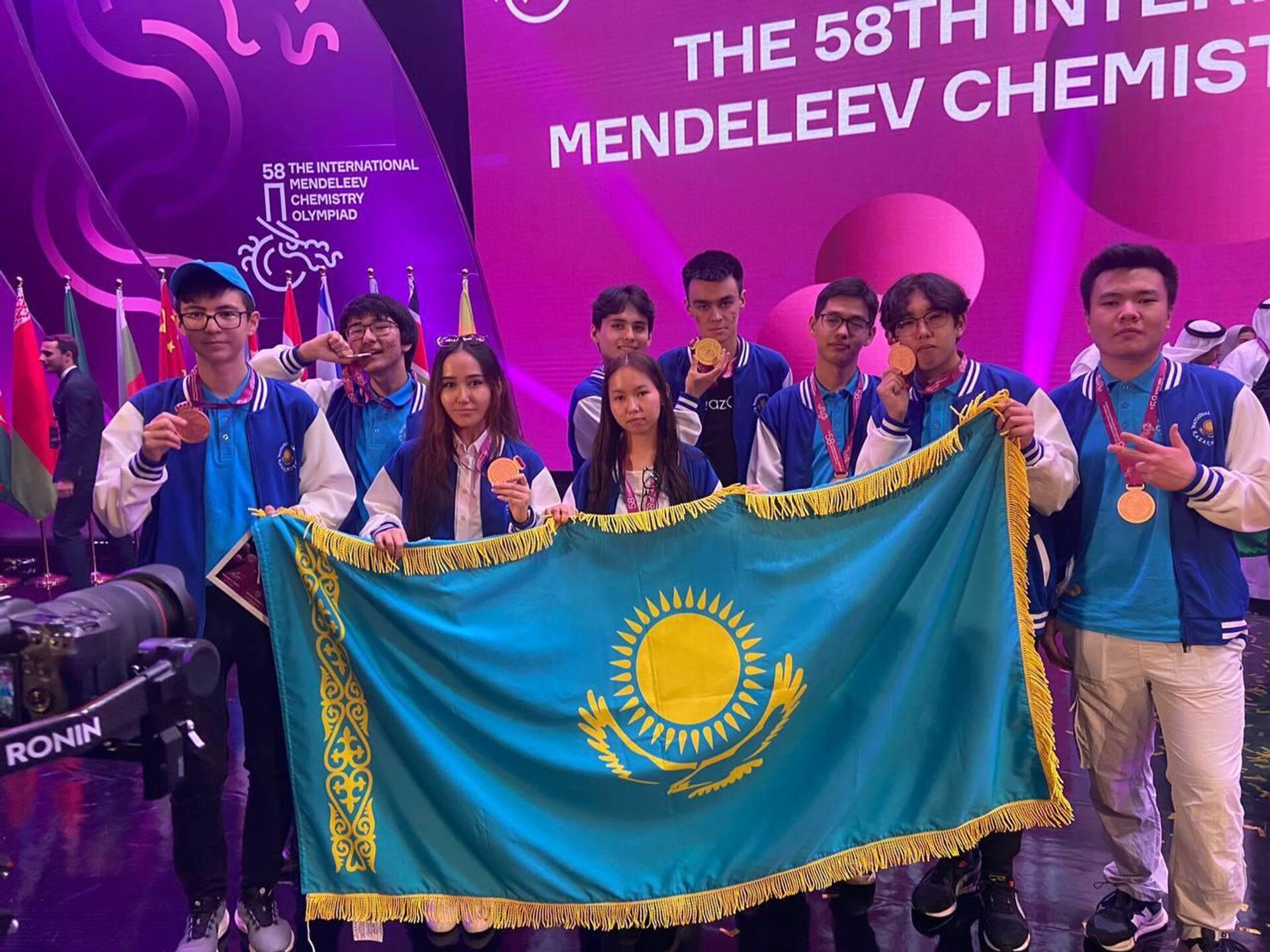 Казахстанские школьники привезут домой девять медалей Менделеевской олимпиады по химии  - Sputnik Казахстан, 1920, 26.04.2024
