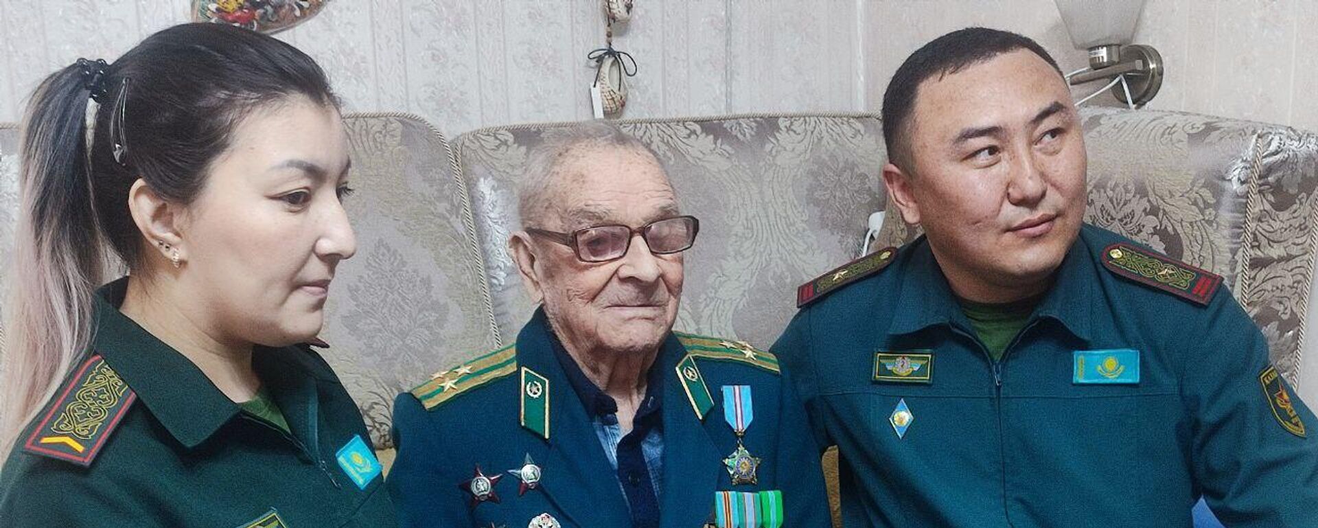 Военнослужащие поздравили ветерана Николая Таратунина - Sputnik Казахстан, 1920, 28.04.2024