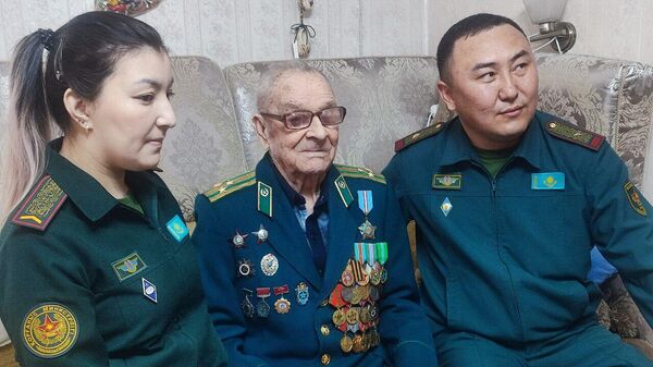 Военнослужащие поздравили ветерана Николая Таратунина - Sputnik Казахстан