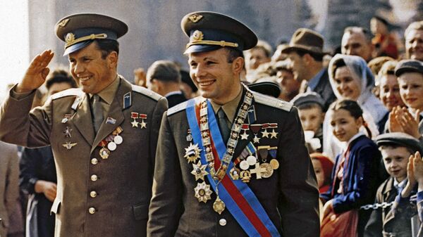 Летчики-космонавты, Герои Советского Союза Юрий Гагарин и Павел Попович на трибуне для гостей во время первомайской демонстрации трудящихся на Красной площади в Москве - Sputnik Казахстан