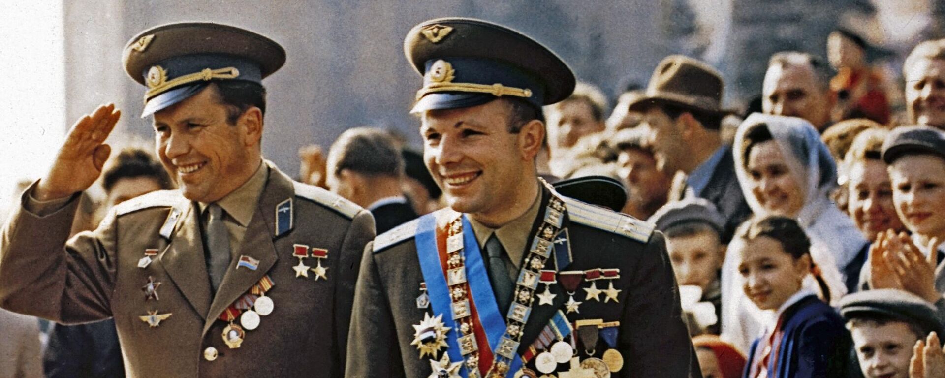 Летчики-космонавты, Герои Советского Союза Юрий Гагарин и Павел Попович на трибуне для гостей во время первомайской демонстрации трудящихся на Красной площади в Москве - Sputnik Казахстан, 1920, 07.04.2026