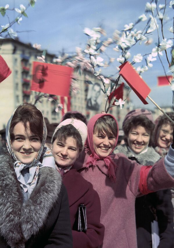 Все же для советских людей это был яркий, любимый весенний праздник. Традиционно в этот день на главных площадях всех советских городов шли дружные колонны рабочих, которые несли плакаты с лозунгами &quot;Мир! Труд! Май!&quot;, &quot;Да здравствует 1 мая!&quot;.На фото: советские девушки во время празднования Дня солидарности трудящихся. - Sputnik Казахстан