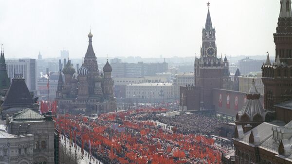 Праздничная демонстрация трудящихся на Красной площади 1 мая - Sputnik Казахстан