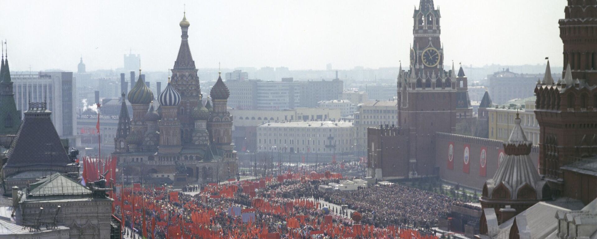 Праздничная демонстрация трудящихся на Красной площади 1 мая - Sputnik Казахстан, 1920, 14.06.2024