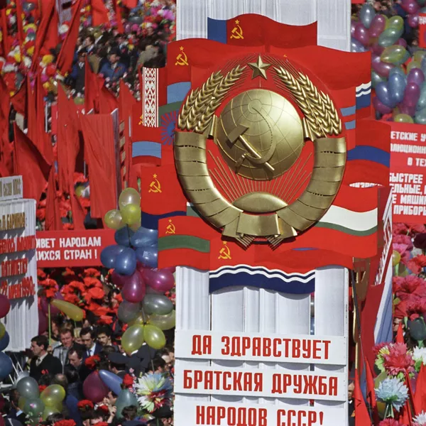 Воздушные шары, яркие гвоздики, плакаты и транспоранты были неизменными атрибутами праздника всех трудящихся.На фото: праздничная демонстрация на Красной площади. День международной солидарности трудящихся. 1 мая 1986 года. - Sputnik Казахстан