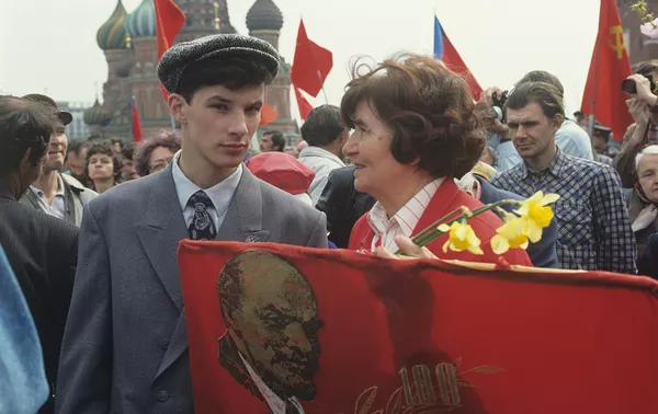 Флажки, воздушные шары, ленточки, гвоздики были любимым первомайским украшением. На лацканы пальто и плащей на булавку крепились красные банты и алые ленты. - Sputnik Казахстан