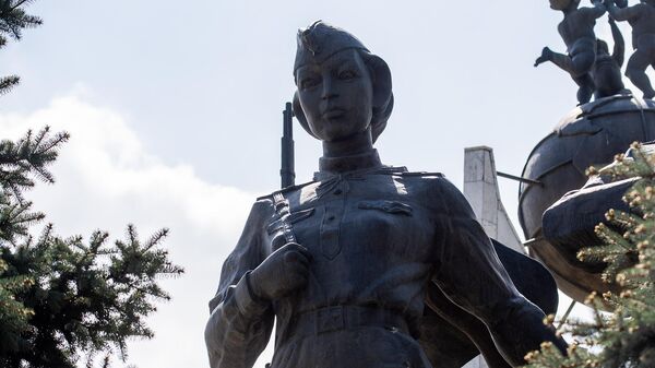 Памятник Алие Молдагуловой  - Sputnik Казахстан