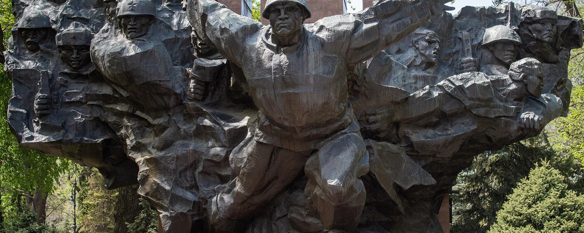 Памятники героев Великой Отечественной войны в Алматы - Sputnik Казахстан, 1920, 09.05.2024