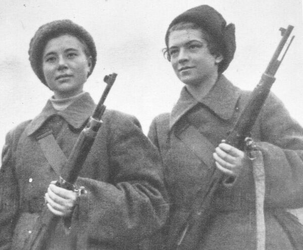 Снайперши Мария Поливанова и Наталия Ковшова, 1942 год. - Sputnik Казахстан