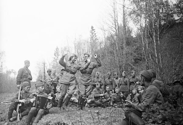 Танцует снайпер Зита Ганиева. С 12 апреля по 23 мая 1942 года снайпер-разведчик 151-го отдельного мотострелкового разведывательного батальона этой дивизии Зиба Ганиева, действуя в районе сел Чёрное, Лунево, Ожесцы и Дягилево, уничтожила 20 немцев, в том числе двух офицеров. - Sputnik Казахстан