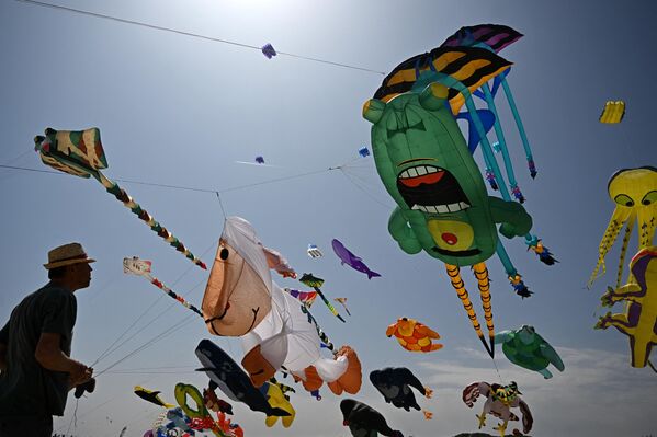 Во время Международного фестиваля воздушных змеев Artevento Cervia на пляже Пинарелла-ди-Червиа, Италия. - Sputnik Казахстан