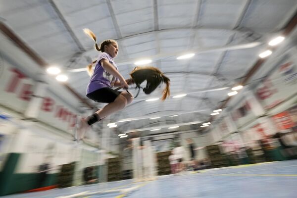 Девочка играет во время соревнований по конному спорту в Санкт-Петербурге, Россия. - Sputnik Казахстан