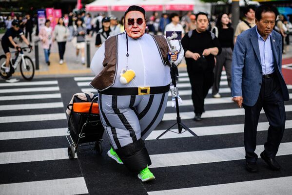 Активистка в костюме с изображением президента Южной Кореи Юн Сок Ёля во время митинга в честь Дня труда в Сеуле. - Sputnik Казахстан