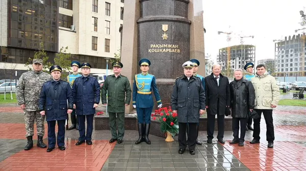 Российский военный атташе возложил цветы к памятнику Кошкарбаеву - Sputnik Казахстан