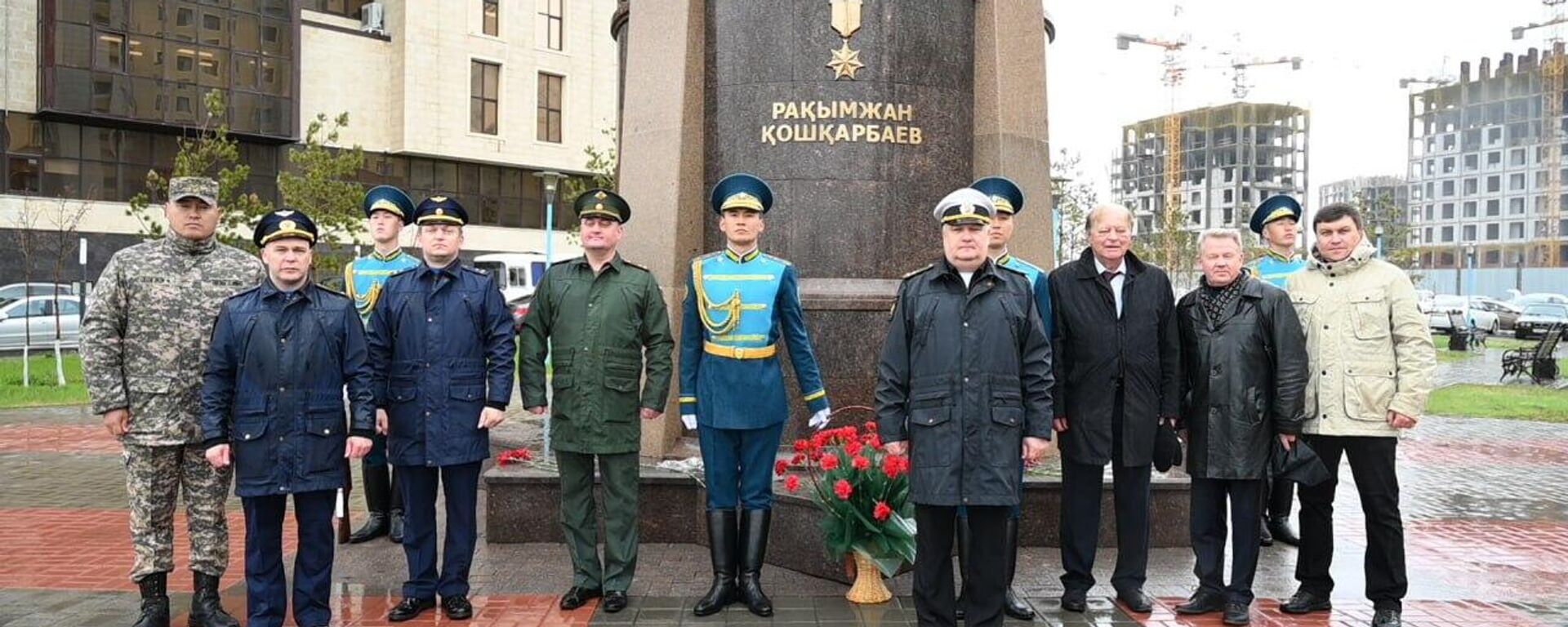 Российский военный атташе возложил цветы к памятнику Кошкарбаеву - Sputnik Казахстан, 1920, 02.05.2024