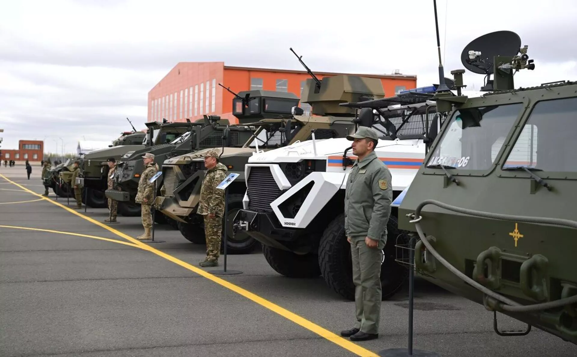 Касым-Жомарту Токаеву показали новую авиабазу под Астаной - Sputnik Казахстан, 1920, 03.05.2024