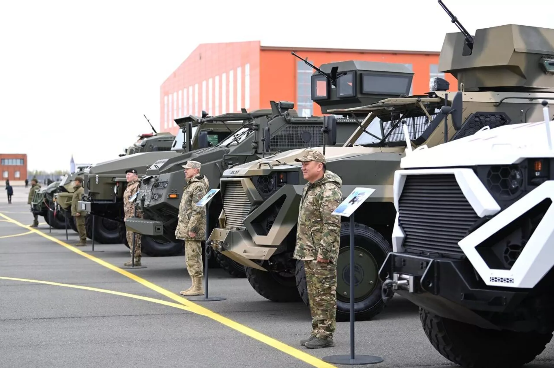 Касым-Жомарту Токаеву показали новую авиабазу под Астаной - Sputnik Казахстан, 1920, 03.05.2024