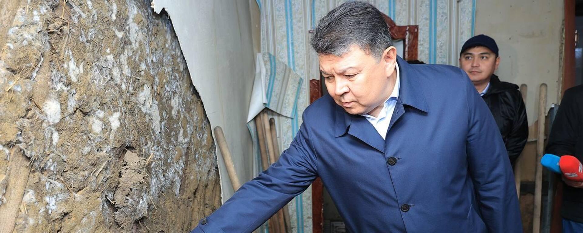 Канат Бозумбаев осматривает дома пострадавших от паводков - Sputnik Казахстан, 1920, 04.05.2024