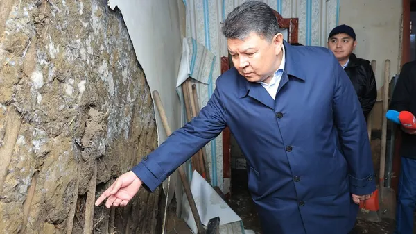 Канат Бозумбаев осматривает дома пострадавших от паводков - Sputnik Казахстан