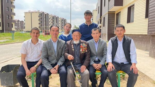Волонтеры провели уборку дома у ветерана и в парке Ардагерлер в Сарыагаше - Sputnik Казахстан