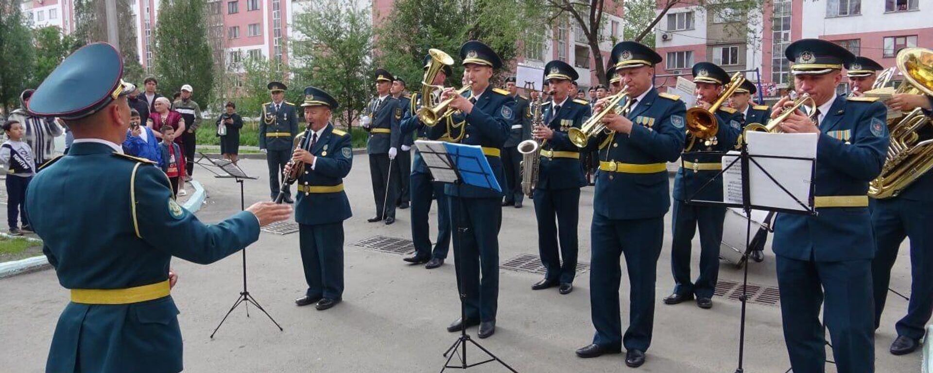 Военный оркестр и мини-парад устроили для ветерана  - Sputnik Казахстан, 1920, 06.05.2024