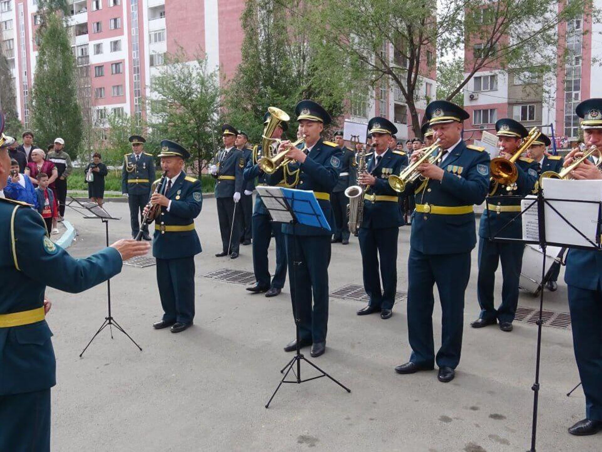 Юбилей в День Победы: военные поздравили ветеранов - 06.05.2024, Sputnik  Казахстан