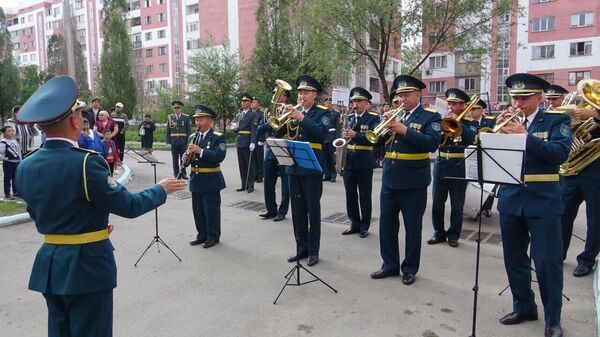 Военный оркестр и мини-парад устроили для ветерана  - Sputnik Казахстан