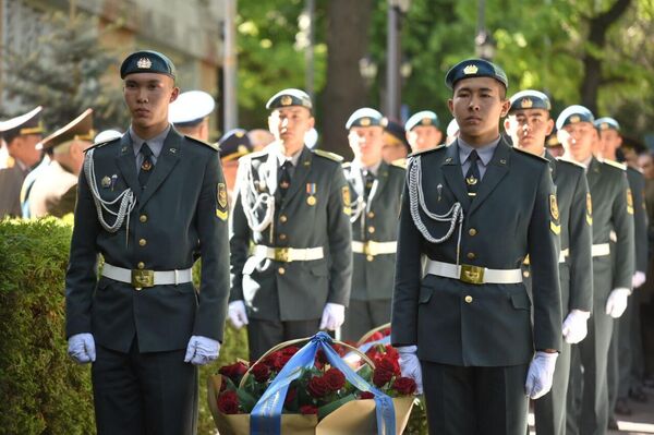 Торжественная церемония возложения цветов к мемориальной доске Сагадата Нурмагамбетова - Sputnik Казахстан