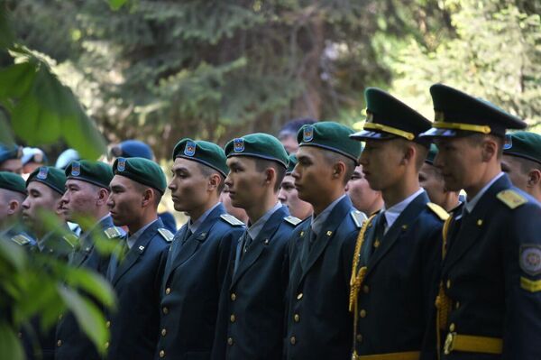 Молодым людям в военной форме напомнили о том, кем для армии Казахстана стал Сагадат Нурмагамбетов - Sputnik Казахстан