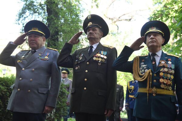 Военные в высоких званиях и с множеством наград отдают честь своему первому командиру - Sputnik Казахстан