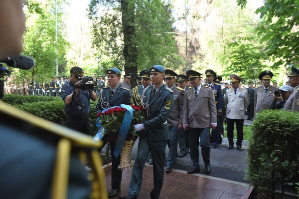 Алматыда Сағадат Нұрмағамбетов тұрған үйдегі мемориалдық тақтаға гүл шоқтарықойылды - Sputnik Қазақстан