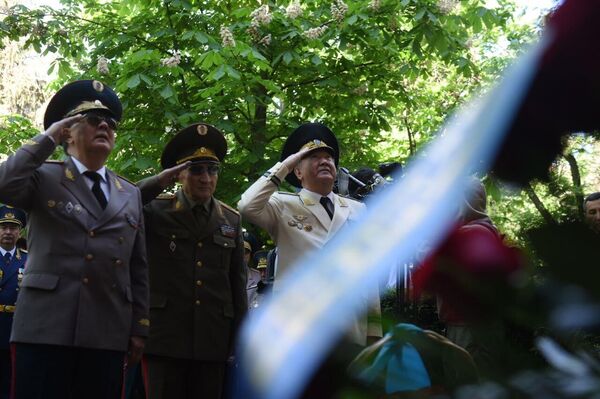 Алматыда Сағадат Нұрмағамбетов тұрған үйдегі мемориалдық тақтаға гүл шоқтарықойылды - Sputnik Қазақстан