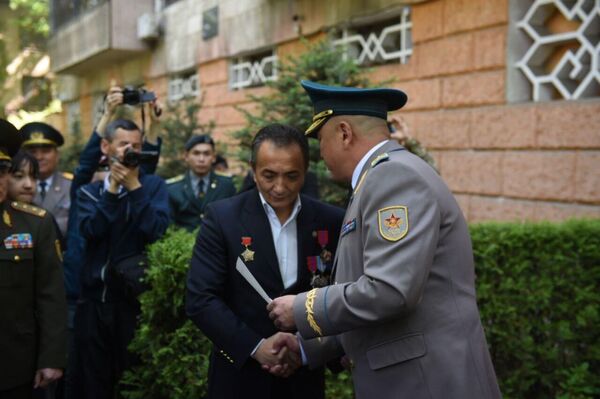 Алматыда Сағадат Нұрмағамбетов тұрған үйдегі мемориалдық тақтаға гүл шоқтарықойылды - Sputnik Қазақстан