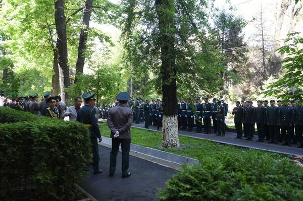 Алматыда Сағадат Нұрмағамбетов тұрған үйдегі мемориалдық тақтаға гүл шоқтарықойылды - Sputnik Қазақстан