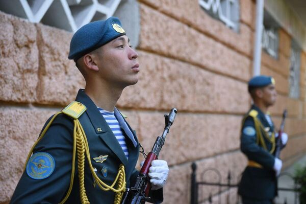 Алматыда Сағадат Нұрмағамбетов тұрған үйдегі мемориалдық тақтаға гүл шоқтарықойылды - Sputnik Қазақстан