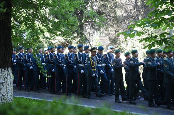 Почтить память первого главы Минобороны независимого Казахстана пришли сотни военных - Sputnik Казахстан