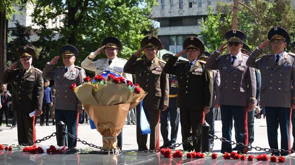 В Алматы в День защитника Отечества военные почтили память героев Великой Отечественной войны - Sputnik Казахстан