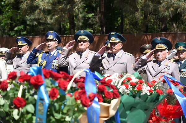 Ветераны Вооруженных сил отдают честь героям Великой Отечественной войны - Sputnik Казахстан